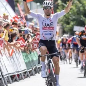 دراج فريق الإمارات دييغو أوليسي يفوز بالمرحلة الثالثة من سباق النمسا "Tour of Austria"