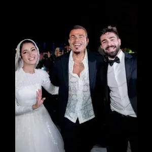 عمرو دياب يرقص مع ابن شقيقه في حفل زفافه.. «أشعل الفرح بأغانيه»