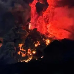 عبر "𝕏": فيديو.. رماد بركان ثائر يغلق مطارا في #إندونيسيا  #سكاي_اونلاين