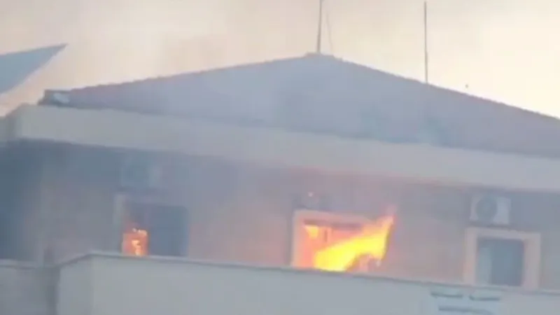بالفيديو- حريق مفاجئ في مركز الأمن العام عند نقطة العريضة الحدودية