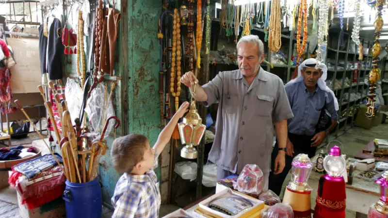 شاهد: سوق دير البلح في غزة يعج بالناس قبيل عيد الفطر المبارك