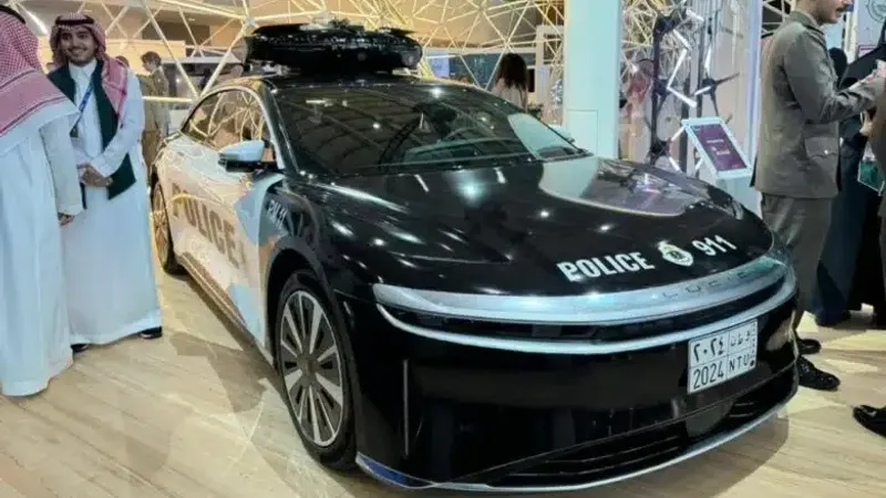 وزارة الداخلية السعودية تعرض أول سيارة أمنية كهربائية مزوّدة بتقنيات الذكاء الاصطناعي