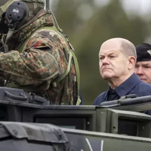 شولتس يزور القوات الألمانية في ليتوانيا ويتعهد بتقديم دعم عسكري موثوق لدول البلطيق