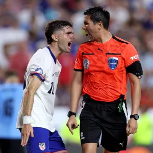 "لقطة جدلية".. حكم يرفض مصافحة لاعب أمريكا بعد مواجهة الأوروغواي