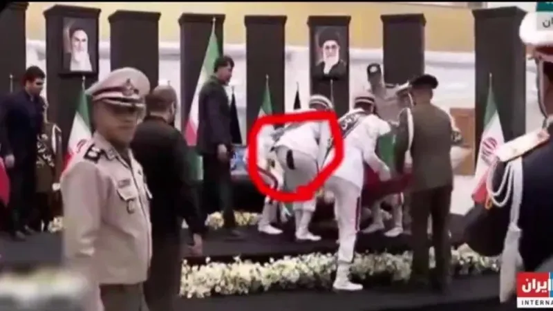 شاهد.. جندي بسروال ممزق من الخلف يشارك في تشييع جثمان الرئيس الإيراني «إبراهيم رئيسي»