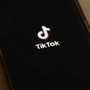 TikTok يبدأ تصنيف المحتوى المنتج بواسطة الذكاء الاصطناعي