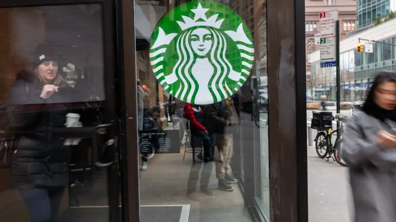 رئيس Starbucks السابق يوجه رسائل قاسية للإدارة بسبب تراجع المبيعات