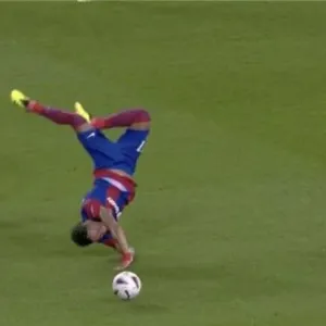 فيديو | طرد مباشر لحارس لاس بالماس أمام برشلونة في الدوري الإسباني