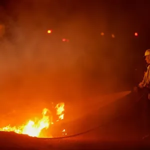 حريق غابات يجبر الآلاف على هجر منازلهم في كاليفورنيا