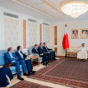 وزير الخارجية يجتمع مع عدد من السفراء المعتمدين لدى مملكة البحرين
