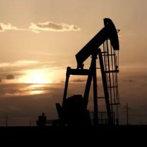 النفط يتراجع بعد ارتفاع مفاجئ في مخزونات البنزين الأمريكية