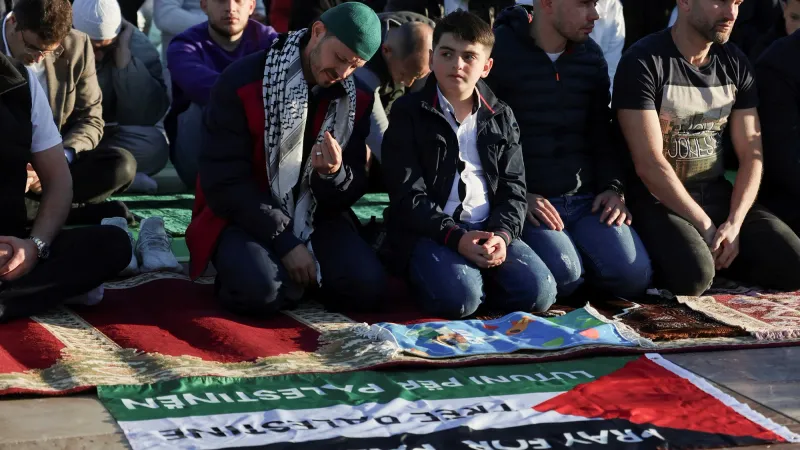 أعلام فلسطين حاضرة في صلاة العيد