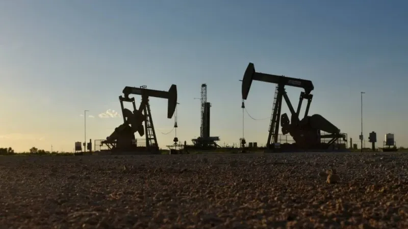 النفط يرتفع بدفعة من توقعات بشأن ملء الاحتياطي الاستراتيجي الأمريكي