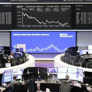 الأسهم الفرنسية تدفع البورصة الأوروبية للانخفاض بسبب أزمة سياسية
