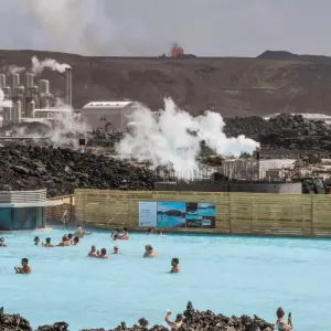 فيديو: إعادة افتتاح منتجع "بلو لاغون" بالرغم من استمرار ثوران البركان الآيسلندي