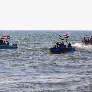 الجيش الأمريكي: الحوثيون استهدفوا سفينة في البحر الأحمر بزورق مسير