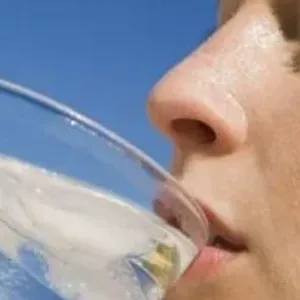 7 أسباب تمنعك من شرب الماء المثلج في الصيف