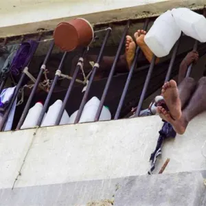 «هدية من السماء».. هروب 100 سجين في نيجيريا بطريقة غريبة