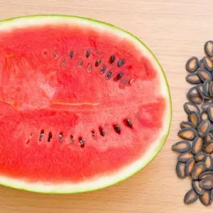7 فوائد غير متوقعة لبذور البطيخ على الجسم.. «مش هترميها تاني»