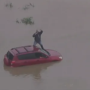 بالفيديو.. انهيارات طينية وفيضانات تغمر لوس أنجلوس بعد عاصفة قوية
