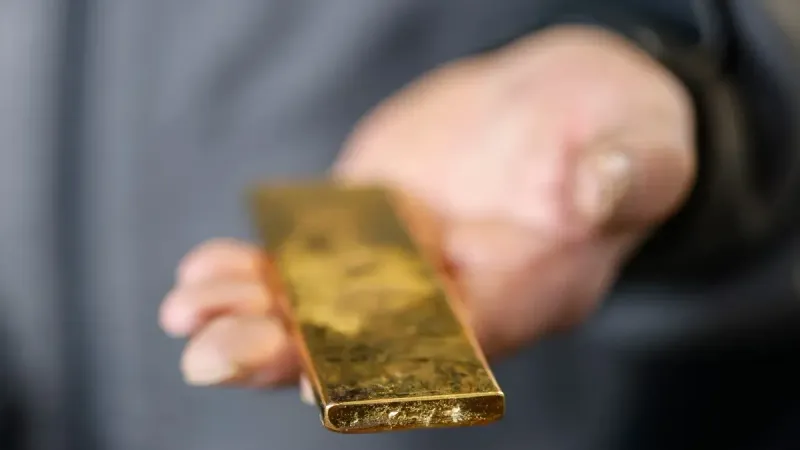 ارتفاع الدولار وعوائد سندات الخزانة يكبدان الذهب خسائر خفيفة