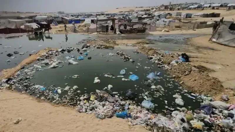 تسرب مياه الصرف الصحي ينذر بانتشار الأوبئة في غزة