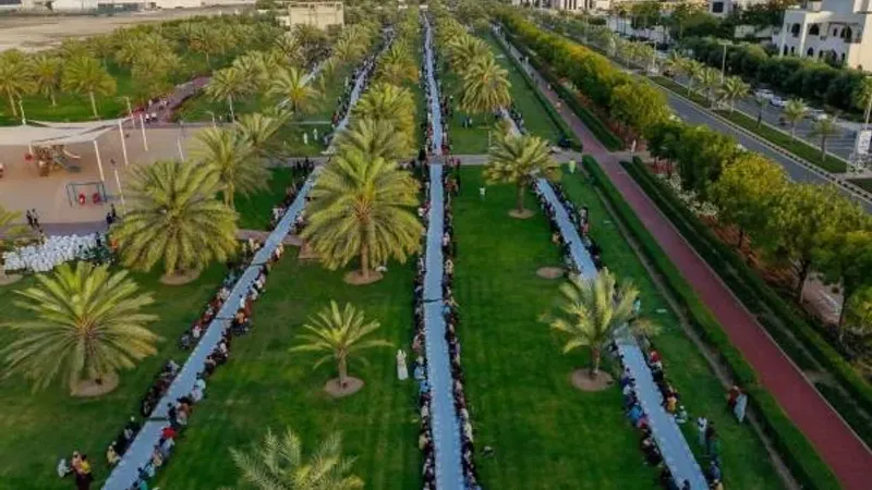 عجمان تشهد أطول مائدة إفطار بطول 4100 متر