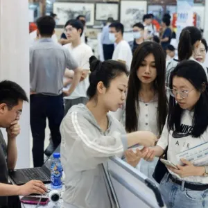 تباطؤ وتيرة نمو قطاع الخدمات في الصين لاستمرار انخفاض مستويات التوظيف