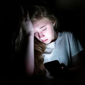 الهواتف الذكية.. كيف تصيب المراهقين بالقلق والاكتئاب والعزلة؟!