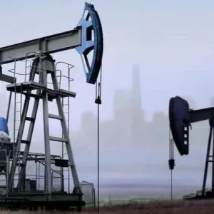 أسعار النفط ترتفع 1 % مع تزايد المخاطر على الإمدادات العالمية