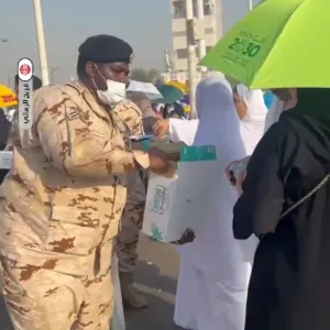 رجال الأمن يقدمون الماء ويروون عطش الحجاج في مشعر عرفات