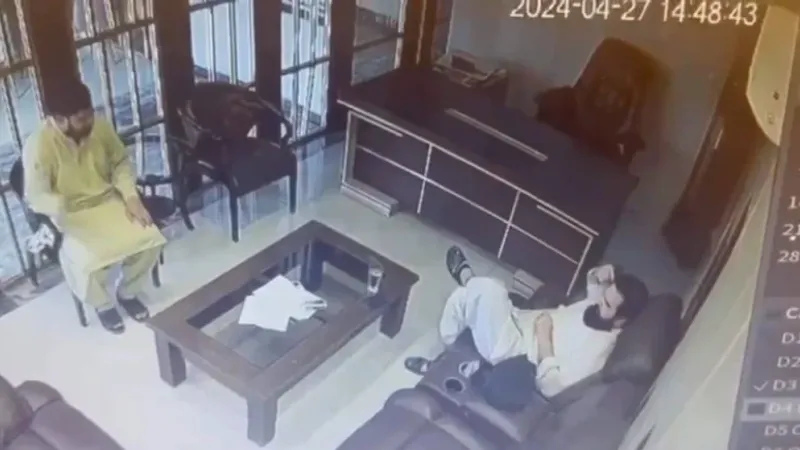 شاهد: كاميرا توثق لحظة انتحار رجل أعمال باكستاني داخل مكتبه في مدينة راولبندي الباكستانية