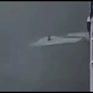 روسيا.. صياد سمك يعوم على قطعة جليد تقوده إلى حتفه (فيديو)