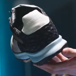 سامسونج تكشف عن حذاء ذكي "يجري اتصالاً هاتفياً بحركة القدمين"