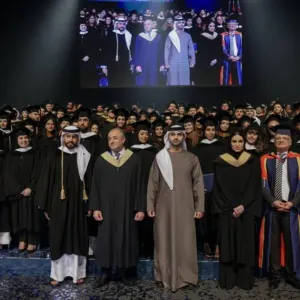 منصور بن محمد يشهد تخريج الدفعة الـ 27 من الجامعة الأمريكية في دبي