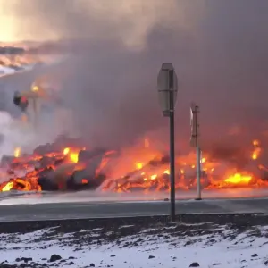 مشاهد مذهلة من إيسلندا تظهر عن قرب حمما بركانية تبتلع طرقا