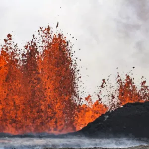 فيديو. ثوران بركاني ضخم في أيسلندا وتصاعد للدخان مع تدفق الحمم البركانية