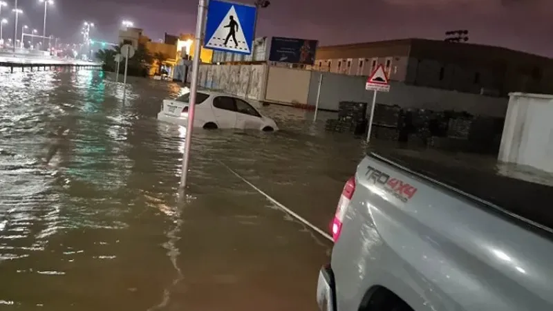 "حبال الفزعة".. ينقذ عشرات السيارات من الغرق
