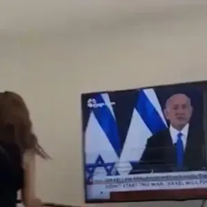 رد فعل سيدة أميركية شاهدت زوجها يتابع رئيس وزراء دولة الاحتلال الإسرائيلي «فيديو»