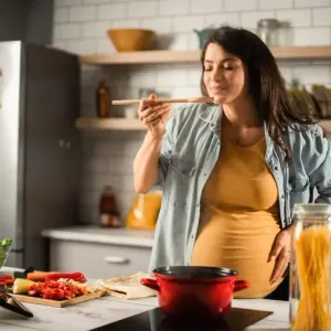 كم وجبة ينبغي أن تتناول الحامل يوميا؟ وأي الأطعمة تتجنب؟