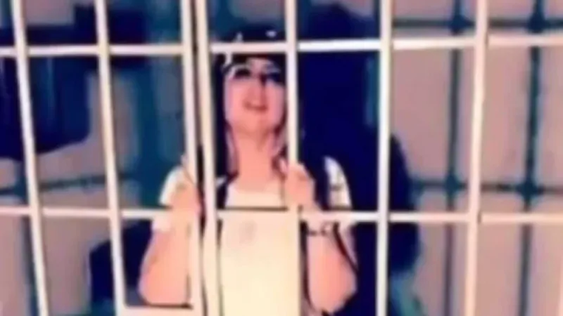 شاهد: أول صورة للكويتية "حليمة بولند " خلف القضبان بعد القبض عليها تثير الجدل