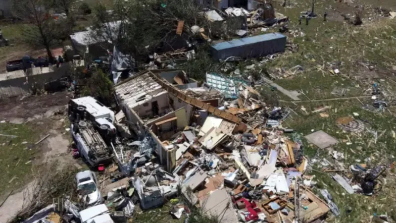 مقتل وإصابة العشرات في 4 ولايات أميركية جراء عواصف شديدة