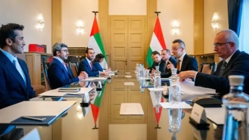 عبدالله بن زايد يلتقي وزير الخارجية المجري في بودابست ويبحثان مسارات التعاون