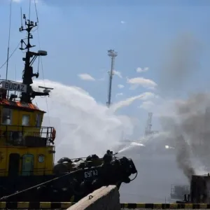 اندلاع حريق كبير في ميناء أوديسا الأوكراني بعد ضربة صاروخية