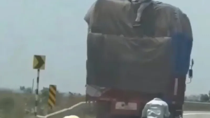 على طريقة أفلام هوليوود.. شاهد: لصوص على دراجة نارية يسرقون بضاعة من شاحنة أثناء سيرها على طريق سريع في الهند