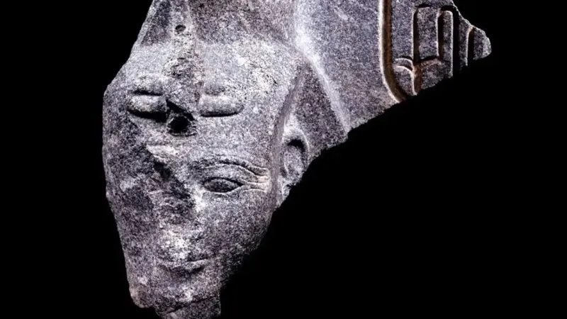 تم تهريبه لسويسرا.. مصر تستعيد رأس تمثال الملك رمسيس الثاني