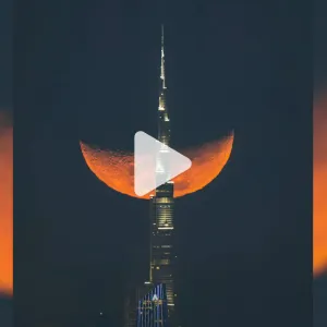 في دبي.. مصور يوثق القمر في "رقصة" ساحرة مع برج خليفة https://cnn.it/3vl2d1W