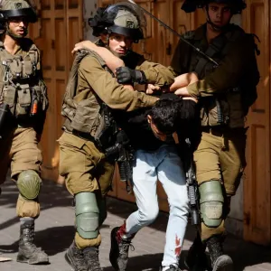 قوات الاحتلال تعتقل (12) فلسطينيا من الضفة وارتفاع عدد المعتقلين إلى (8505) معتقلا