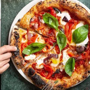 مدينة إيطالية شهيرة تعتزم حظر المثلجات والبيتزا بعد منتصف الليل!