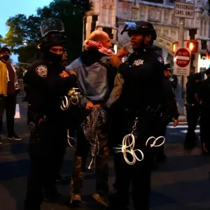احتجاجات الجامعات الأميركية.. الشرطة تتحرك للفض في كاليفورنيا والاعتقالات تطال المئات
